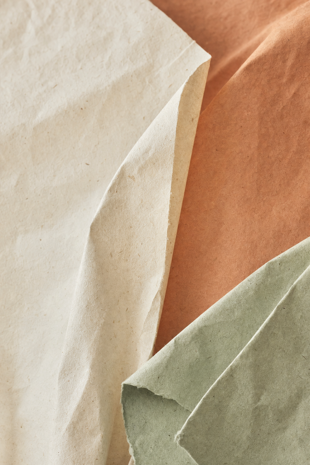 Texture de papier crème aux teintes terracotta et vert sauge